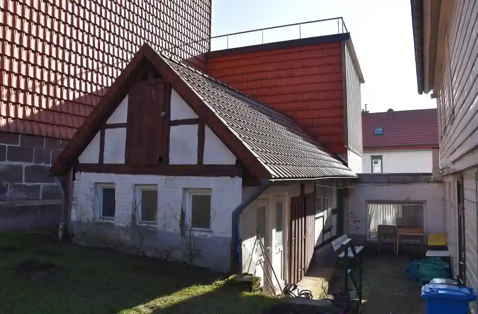 Polizeipräsenz bei Nacht in Schuppen – Symbolbild