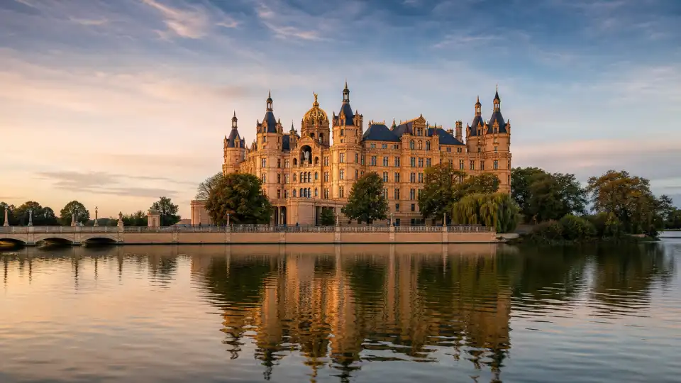 Polizeipräsenz bei Nacht in Schwerin – Symbolbild