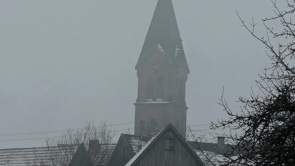 Polizeipräsenz bei Nacht in Simmersfeld – Symbolbild