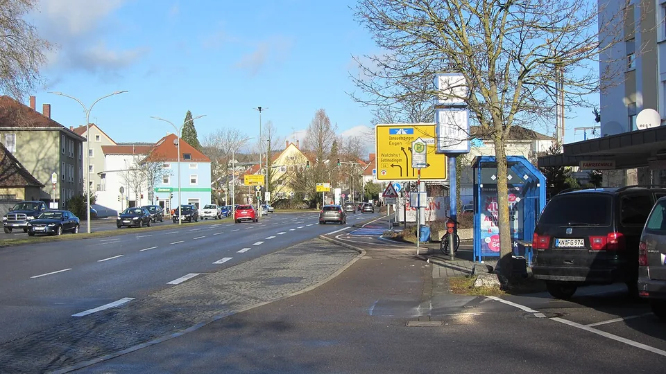 Polizeipräsenz bei Nacht in Singen – Symbolbild