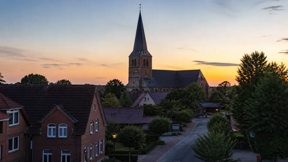Polizeipräsenz bei Nacht in Spelle – Symbolbild