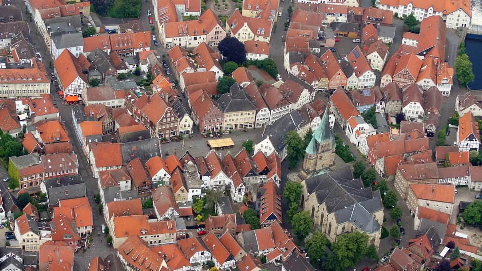 Polizeipräsenz bei Nacht in Warendorf – Symbolbild