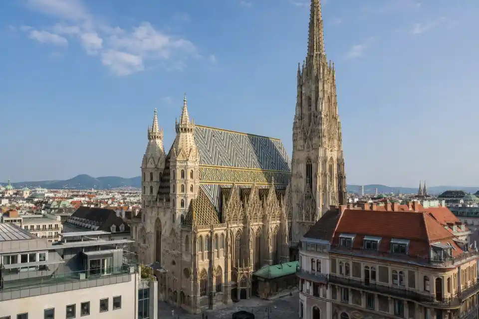 Polizeipräsenz bei Nacht in Wien – Symbolbild
