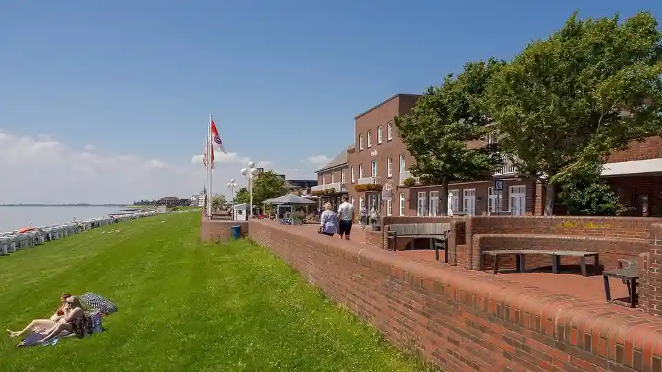 Polizeipräsenz bei Nacht in Wilhelmshaven – Symbolbild